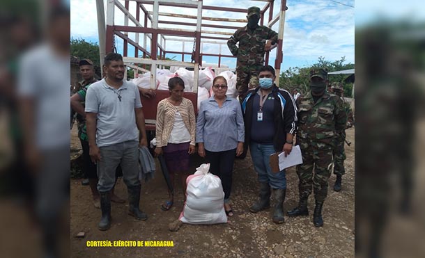 Foto Ejército de Nicaragua // La ayuda fue trasladada y entregada a familias de diferentes comunidades