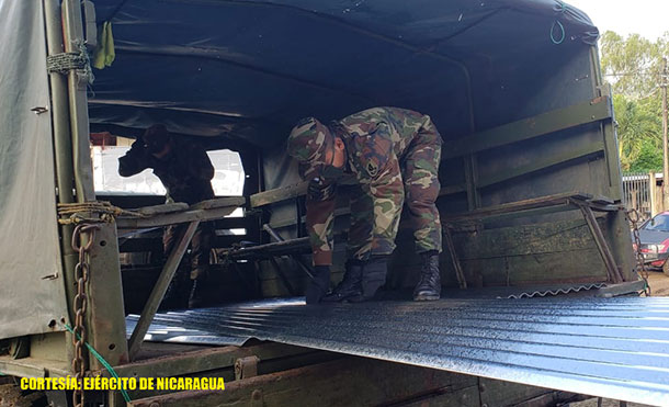 Foto Cortesía: Durante el traslado y descargue de la ayuda humanitaria, se emplearon fuerzas y medios del 1 Comando Militar Regional. Asimismo, los efectivos militares cumplieron con las medidas de protección orientadas por el Ministerio de Salud (MINSA), para prevenir el contagio de la COVID-19.