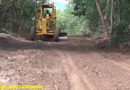 Foto Cortesía: La rehabilitación de caminos consiste en relleno sobre tamaño, reposición de capa de balastro, evacuación de material revenido, rectificación de cunetas y evacuación de árboles en los tramos de camino