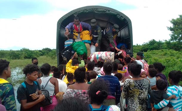 Unidad Humanitaria y de Rescate “Comandante William Ramírez Solórzano” y el Destacamento Militar Norte evacuando a familias de Waspam. / Foto: Ejército de Nicaragua