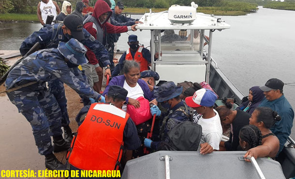 Foto Cortesía: Durante la evacuación, se emplearon fuerzas y medias del Distrito Naval Caribe, 1 barco de INPESCA y 1 barco de la empresa PROMARNIC.