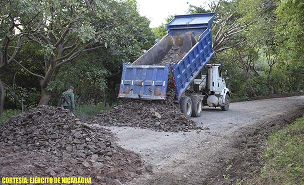 Foto Ejército de Nicaragua // Iniciaron la rehabilitación de 7 kilómetros de camino en Boaco