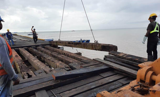 Foto EPN // Se continúan las reparaciones en el muelle de Bilwi