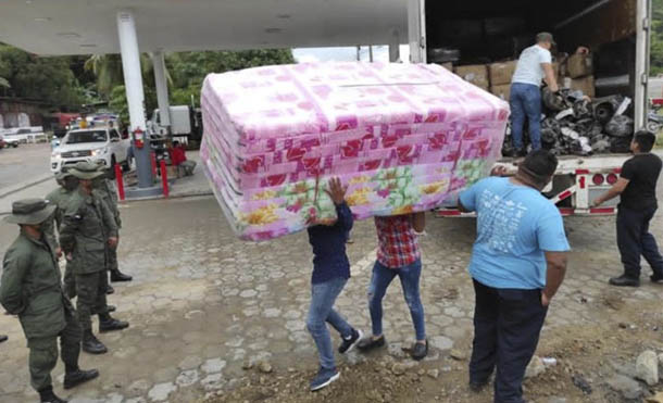 Los suministros fueron descargados por juventud sandinista, miembros del Ejército de Nicaragua y la Policía Nacional