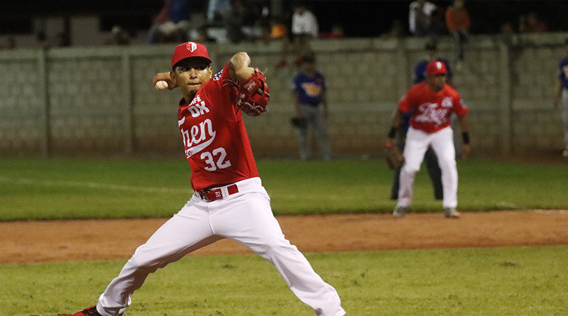 Jesús Garrido del Tren del Norte pichando la noche de martes 24 de noviembre en Chinandega