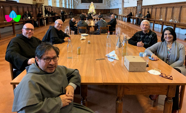 Foto Cortesía: De izquierda a derecha: fray Marco (Custodia Gral.) fray Domingo (vicario), Fray Jorge (ecónomo), Francisco Bautista y Elliette Ortega. Lugar: comedor del Sacro Convento de San Francisco de Asís.