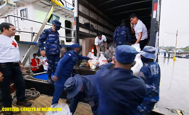 Foto Cortesía: Durante el descargue y cargue de la ayuda humanitaria, se emplearon fuerzas y medios del Distrito Naval Caribe, los que cumplieron con las medidas de protección orientadas por el Ministerio de Salud (MINSA), para prevenir el contagio de la COVID-19.