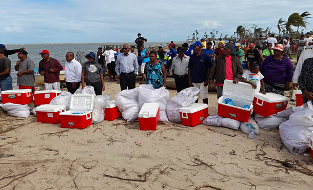 Foto Cortesia // Los bonos fueron entregados a pescadores artesanales