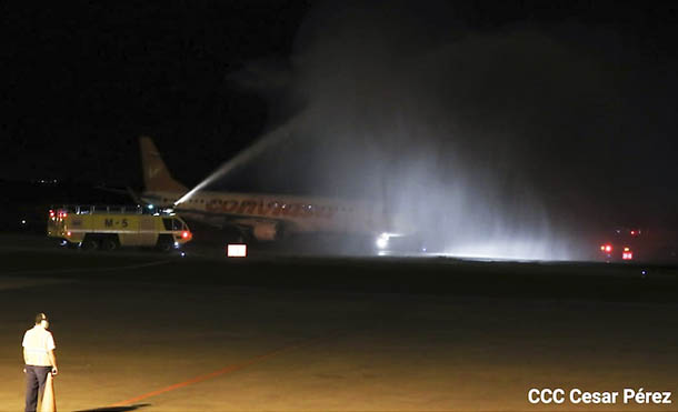 Foto César Pérez // Los bomberos aeroportuarios realizaron el bautizo con chorros de agua