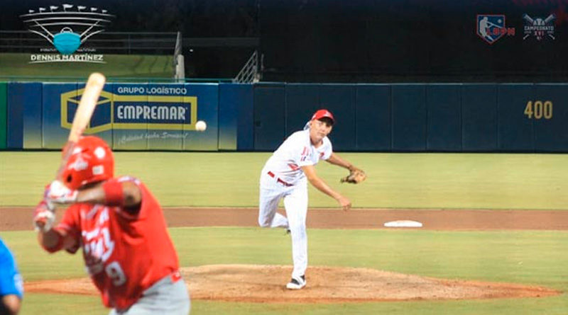 Juan Bermúdez de los indios del Bóer pichando en el Estadio Nacional de Managua