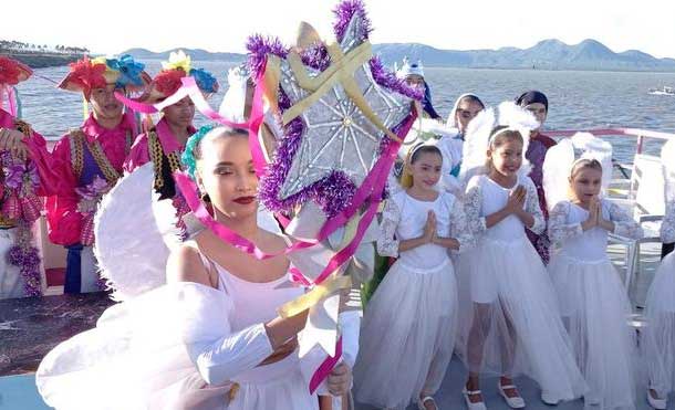 Foto 19 Digital: Este viernes 25 de diciembre, las familias que visitaron el Puerto Salvador Allende disfrutaron la presentación de pastorela navideña acuática en la embarcación Momotombito.