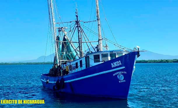 Foto Ejército de Nicaragua: La Fuerza Naval como parte del Comité Nacional de Seguridad Marítimo Portuaria, continúa apoyando a las instituciones involucradas para seguir manteniendo el estatus de puertos seguros y así contribuir a la economía nacional.