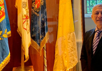 Embajador de Nicaragua junto a la bandera actual de la Gendarmería, bandera actual del Estado Vaticano, antigua bandera de Gendarmería y antigua bandera de Estados Pontificios (mediados s. XIX).