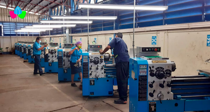 Trabajadores del INATEC, dando mantenimiento preventivo a la maquinaria con la que cuenta el centro tecnológico de El Viejo para que los estudiantes puedan hacer sus prácticas