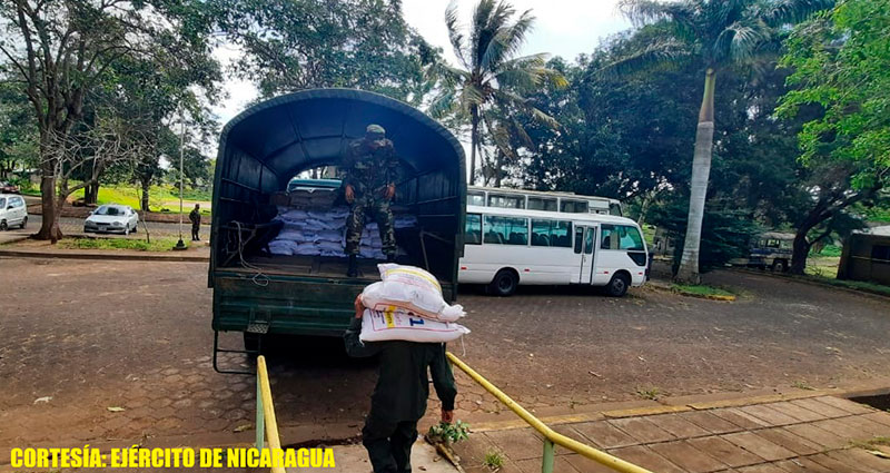 Efectivos militares cargan merienda en camiones para ser distribuidas en zonas rurales y urbanas de Jinotepe.