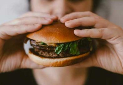 Mujer comiendo una hamburguesa