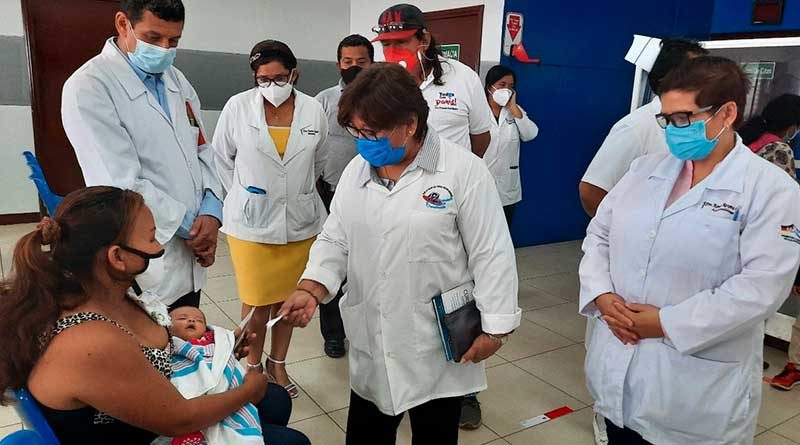 Doctora Martha Reyes, Ministra de Salud durante un recorrido realizado en el Hospital Alemán