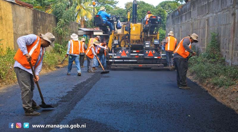 Trabajadores de la Alcaldía de Managua trabajan en el proyecto Calles para el Pueblo