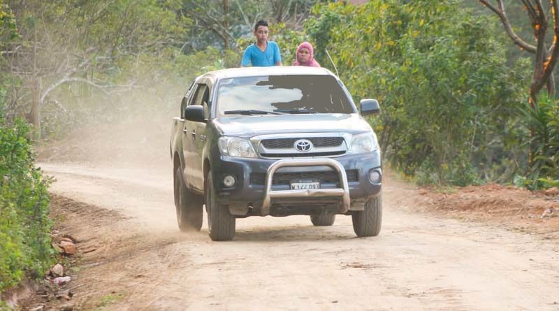 Camioneta circula por el camino rehabilitado en Macuelizo