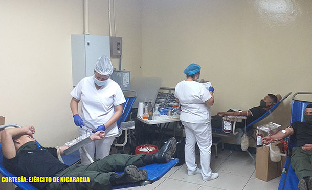 Foto Cortesía: Durante la actividad, participaron 58 efectivos militares, recolectándose 29 litros de sangre, que serán utilizados en casos de cirugías, tratamiento de enfermedades crónicas y otras emergencias de salud, de esa forma los miembros del Ejército de Nicaragua contribuyen a salvar vidas, poniendo de manifiesto nuestro humanismo, solidaridad y generosidad.
