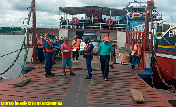 Durante las coberturas a estas embarcaciones, se emplearon 45 efectivos militares, quienes cumplieron con las medidas de protección orientadas por el Ministerio de Salud (MINSA), para prevenir el contagio de la COVID-19. / Foto: Ejército de Nicaragua