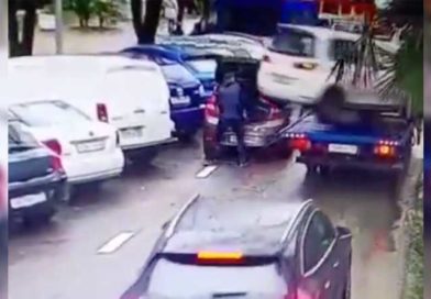 Momento en el que un hombre casi es golpeado por auto que se soltó de una grúa en una ciudad de Rusia