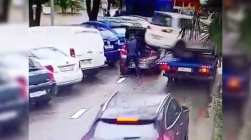 Momento en el que un hombre casi es golpeado por auto que se soltó de una grúa en una ciudad de Rusia