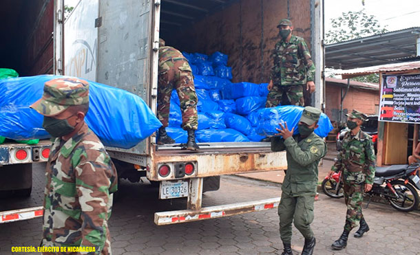 Se descargaron 8,432 paquetes escolares y 713 maletines. Se emplearon fuerzas y medios del Destacamento Militar Sur. / Foto: Ejército de Nicaragua