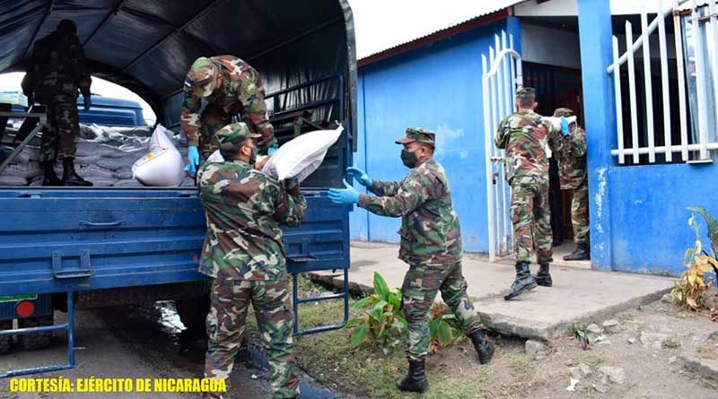 Efectivos militares durante el cargue y descargue de Merienda Escolar en Ciudad Sandino