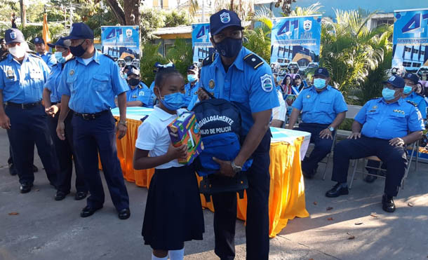 Foto Multinoticias // Se entregaron 211 mochilas escolares a igual número de niños y niñas