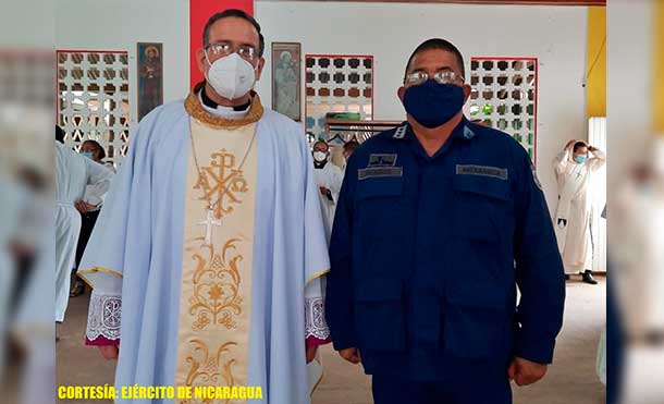 Foto Ejército de Nicaragua: El Jefe del Distrito Naval Caribe transmitió el saludo y felicitaciones del Comandante en Jefe del Ejército de Nicaragua, General de Ejército Julio César Avilés Castillo.