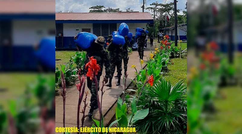 Militares durante el cargue y descargue de paquetes escolares