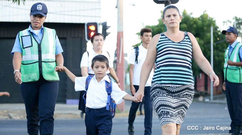 Policía Nacional ayuda a cruzar la calle a estudiantes en Managua