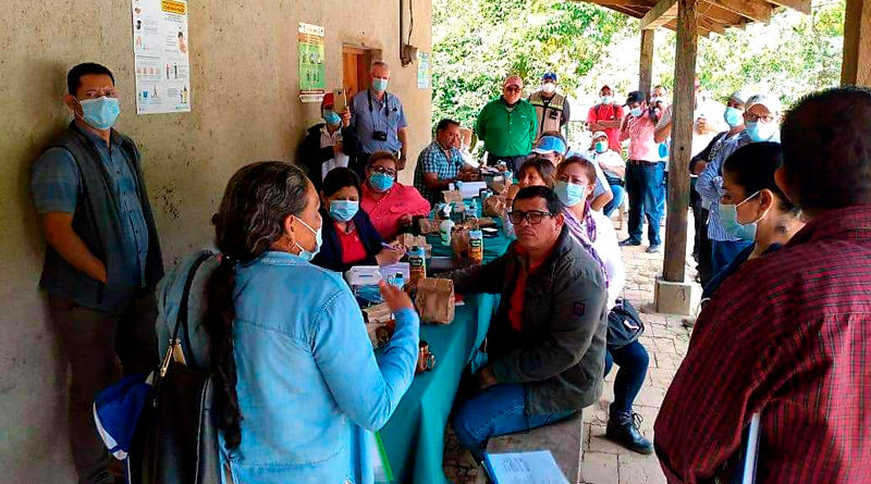 Durante las visitas de campo se realizaron conversatorios con el Comité de Cuenca, la Junta Directiva del CAPS Las Manos, los habitantes del gabinete de la familia del Barrio Solidaridad y dos dueños de fincas cafetaleras