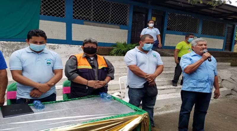 Autoridades municipales durante la entrega del terreno del proyecto