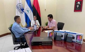 Foto Cortesía: Los equipos tecnológicos fueron entregados por la Compañera Nahima Díaz, Directora General de TELCOR y el Compañero Mauricio Delgado, Coordinador del Programa de Banda Ancha de TELCOR