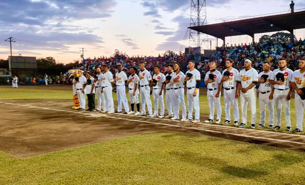 Equipo de los Tigres de Chinandega desde el Estadio Efraín Tijerino Mazariego / Foto: Alcaldía de Chinandega.