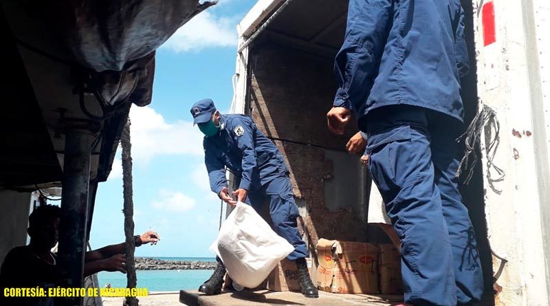 Miembros del Ejército de Nicaragua descargan la Merienda Escolar en Corn Island