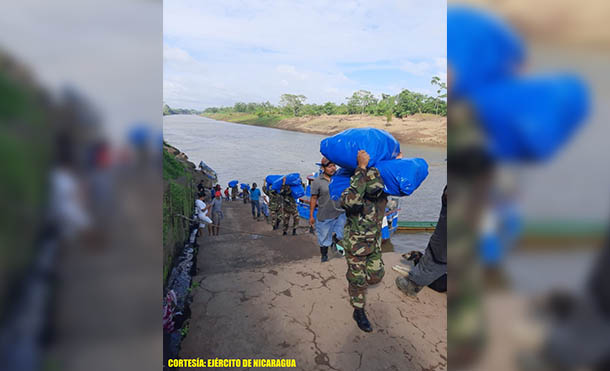 Foto Ejército de Nicaragua // Se trasladaron 5 toneladas de material escolar