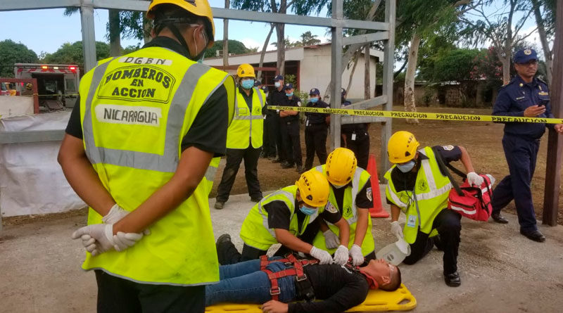 Clases prácticas de primeros auxilios de los nuevos bomberos de Nicaragua.