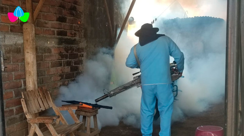 Personal del Ministerio de Salud de Nicaragua fumigando una vivienda en el barrio Carlos Fonseca Amador de Managua