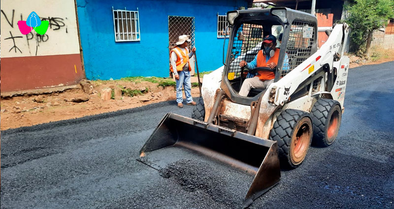 Maquinaria y obreros de la alcaldía de Managua trabajan en el asfaltado de calles del barrio Pantasma