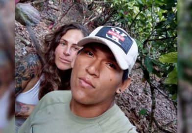 Caroline y Rómulo en el cultivo de cacao