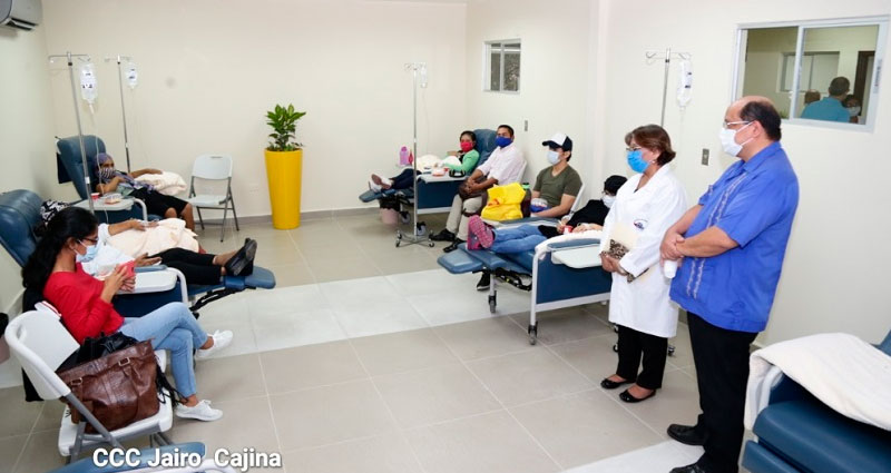Pacientes en camillas de sala del Sala del Centro Oncológico de Quimioterapia y Cuidados Paliativos “Dr. Clemente Guido” en Managua.