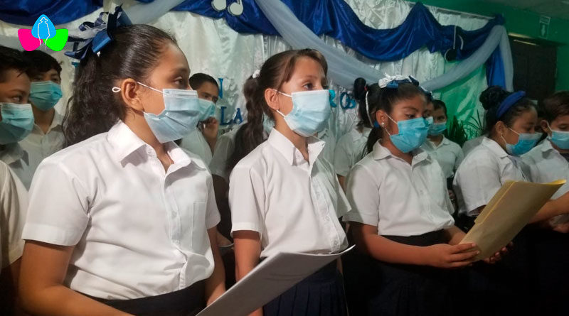 Niños del coro estudiantil del MINED realizando sus prácticas de canto.