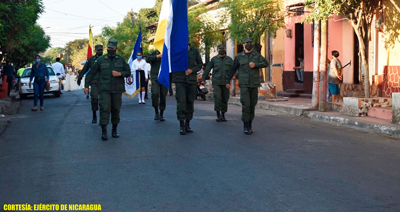 Soldados del Ejército de Nicaragua participan en desfile en homenaje al poeta nicaragüense Rubén Darío.