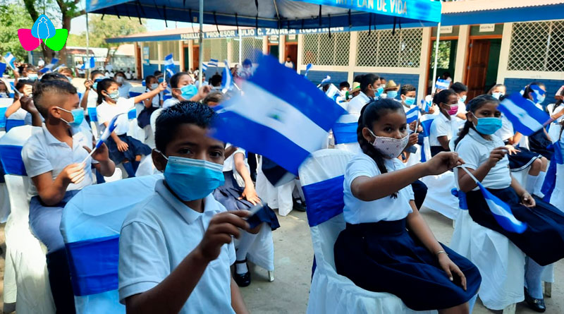 Estudiantes del Colegio Enmanuel Mongalo y Rubio de Chinandega ondeando banderas de Nicaragua con sus manos