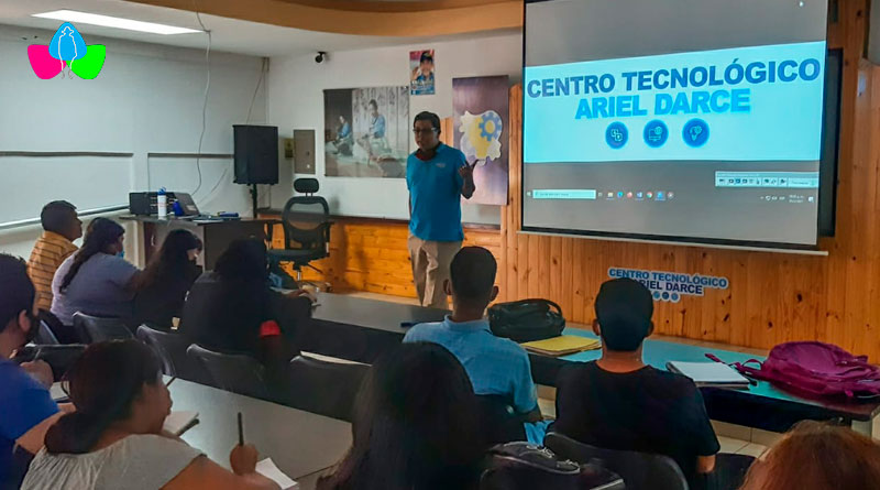Personal docente dando la bienvenida a los estudiantes del Tecnológico Ariel Darce de Managua, Nicaragua