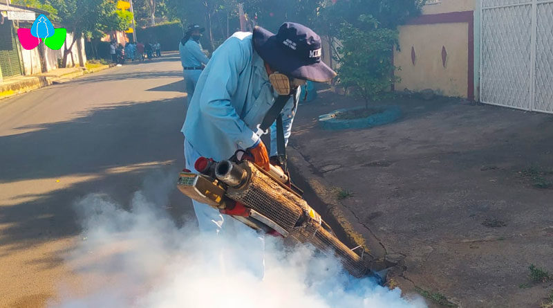 Personas del MINSA fumigando las casas del Barrio Batahola Sur de managua para erradicar los mosquitos.