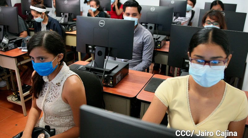 Estudiantes del Tecnológico de Masaya usando las computadoras del nuevo laboratorio de computación